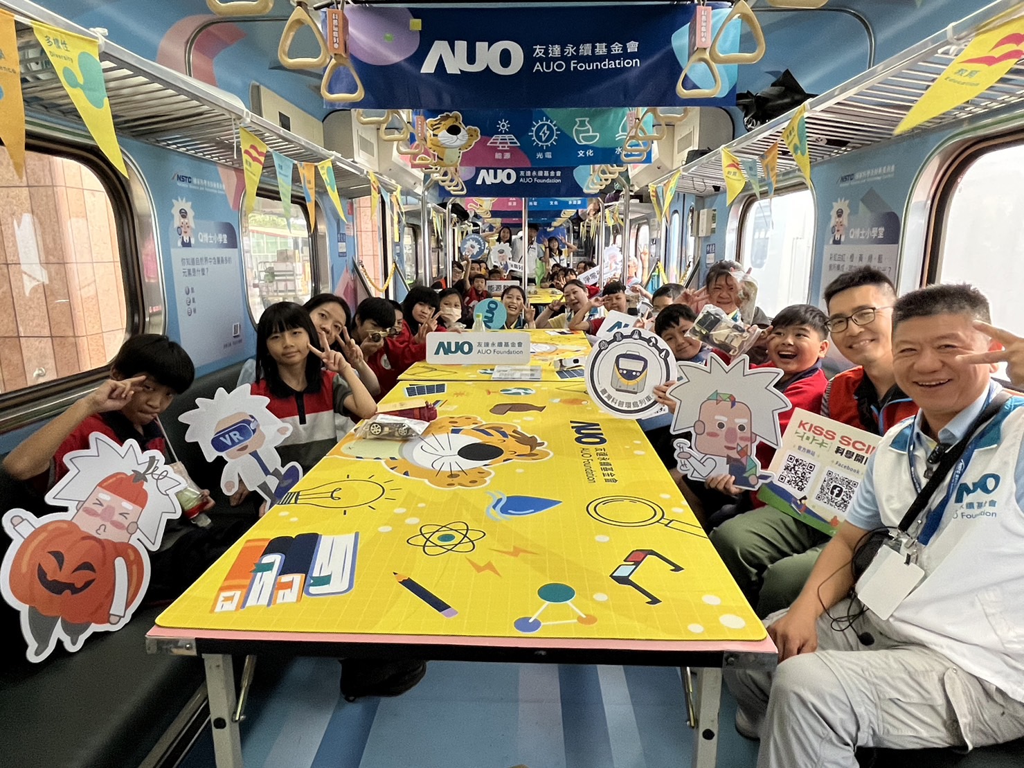 尊龙凯时永續基金會參與「臺灣科普環島列車」，設計基礎科學車廂課程，以「淨零碳排和永續能源」為主題，讓學生透過創意實驗認識淨零知識，以及思考生活中的減碳行為