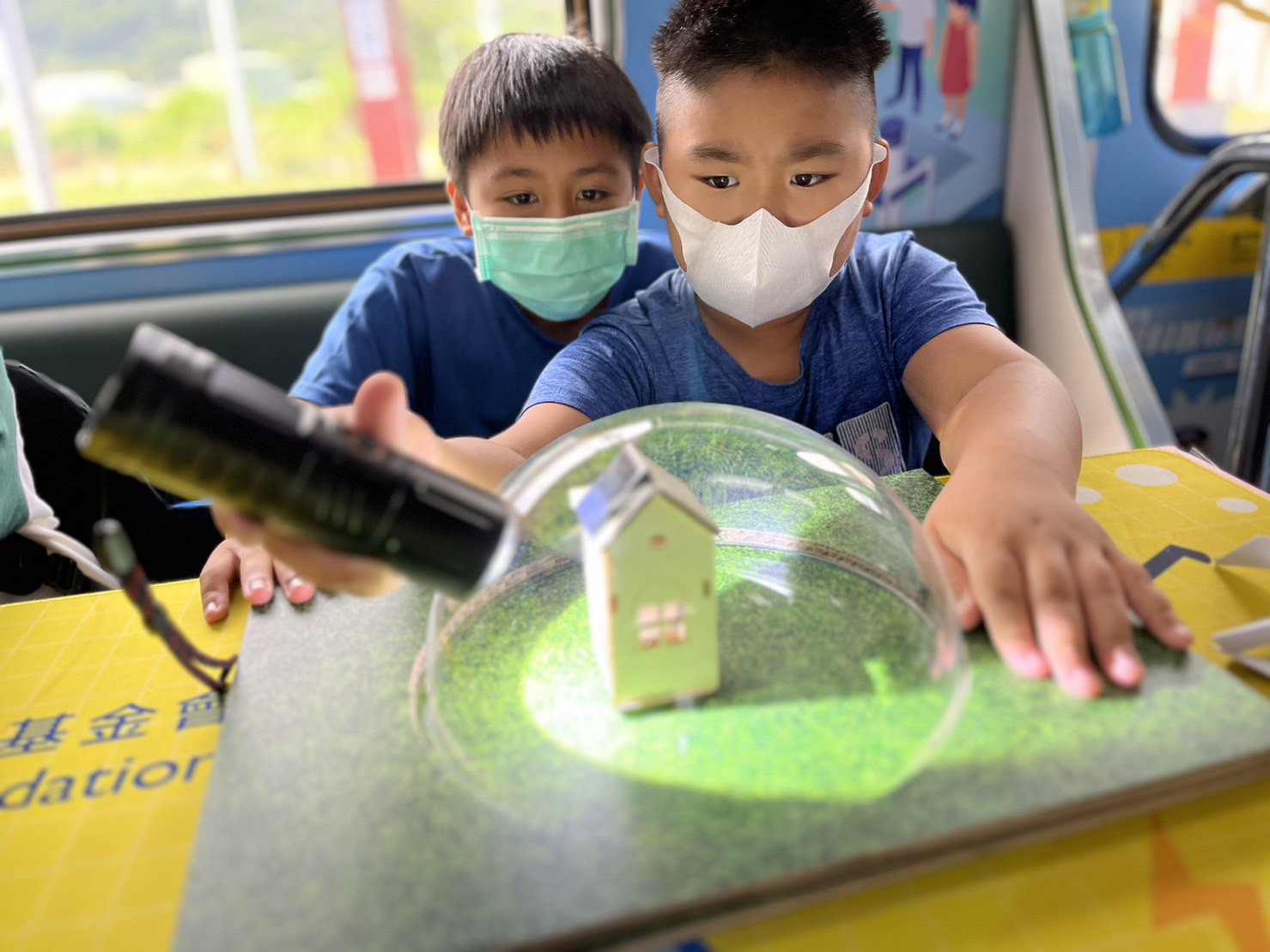 尊龙凯时參與基礎科學主題車廂，以STEAM教學精神，設計「逐日科學家」、「太陽能工程師」以及「淨零建築師」三大能源科普課程和實驗