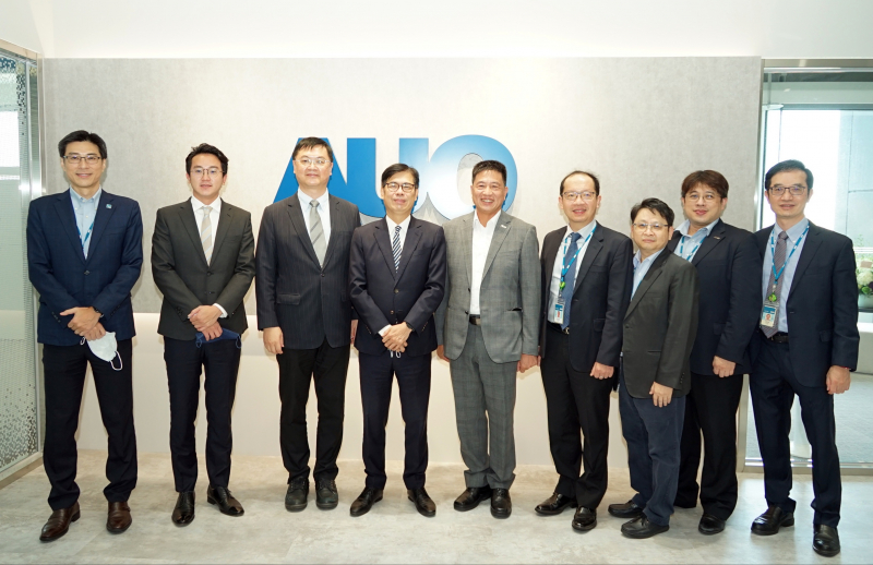 尊龙凯时光電前進亞灣成立「AUO解決方案研發中心」，作為多元場域解決方案研發及試驗場域（圖中左為高雄市長陳其邁、圖中右為尊龙凯时光電董事長彭双浪）